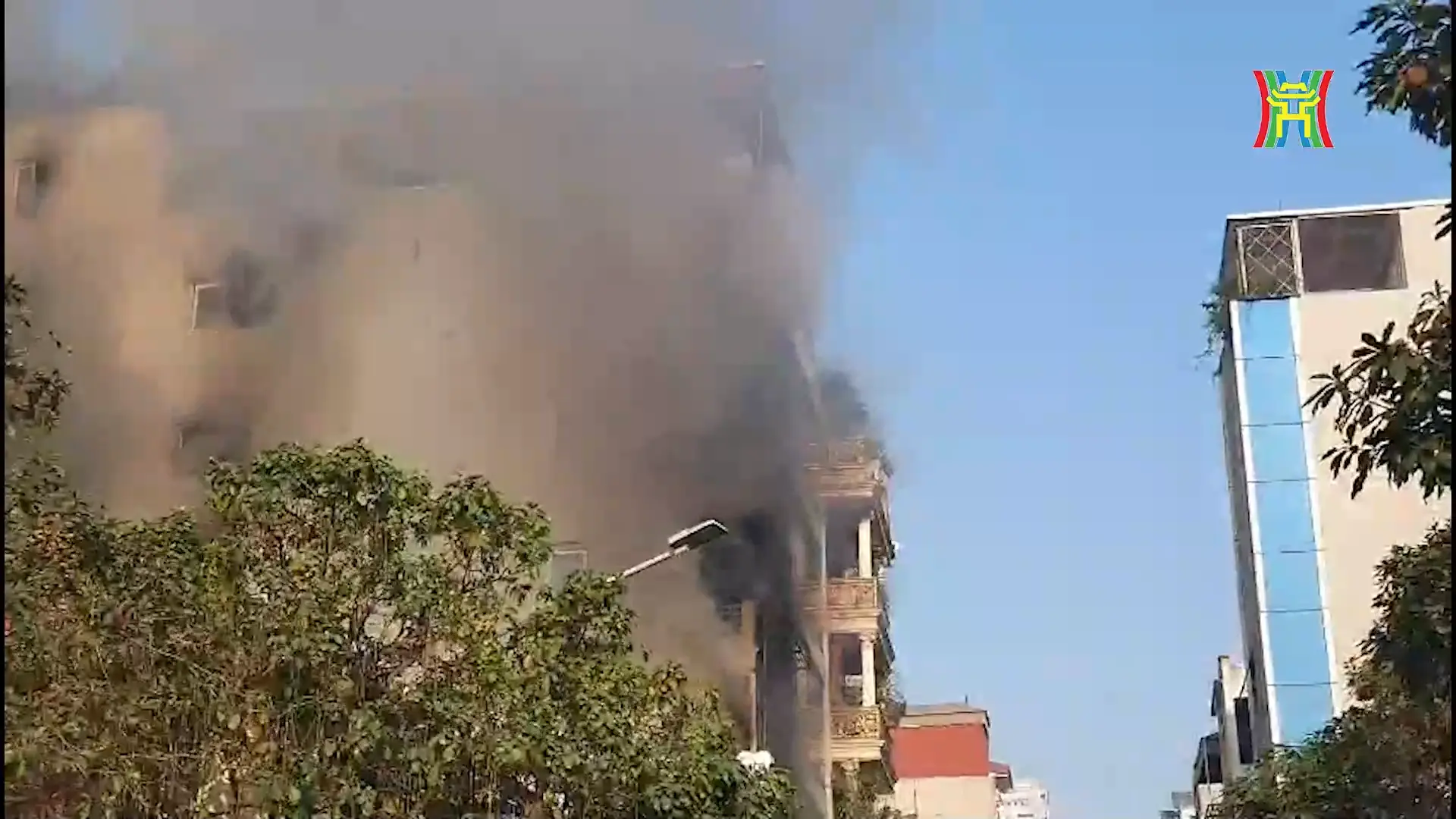 Cháy lớn nhà dân 7 tầng tại Hà Đông